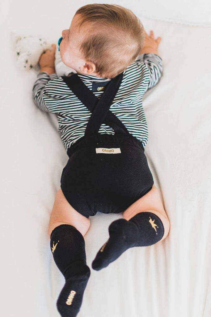 ranita negra bebe algodón orgánico calcetín corona dorada bebe